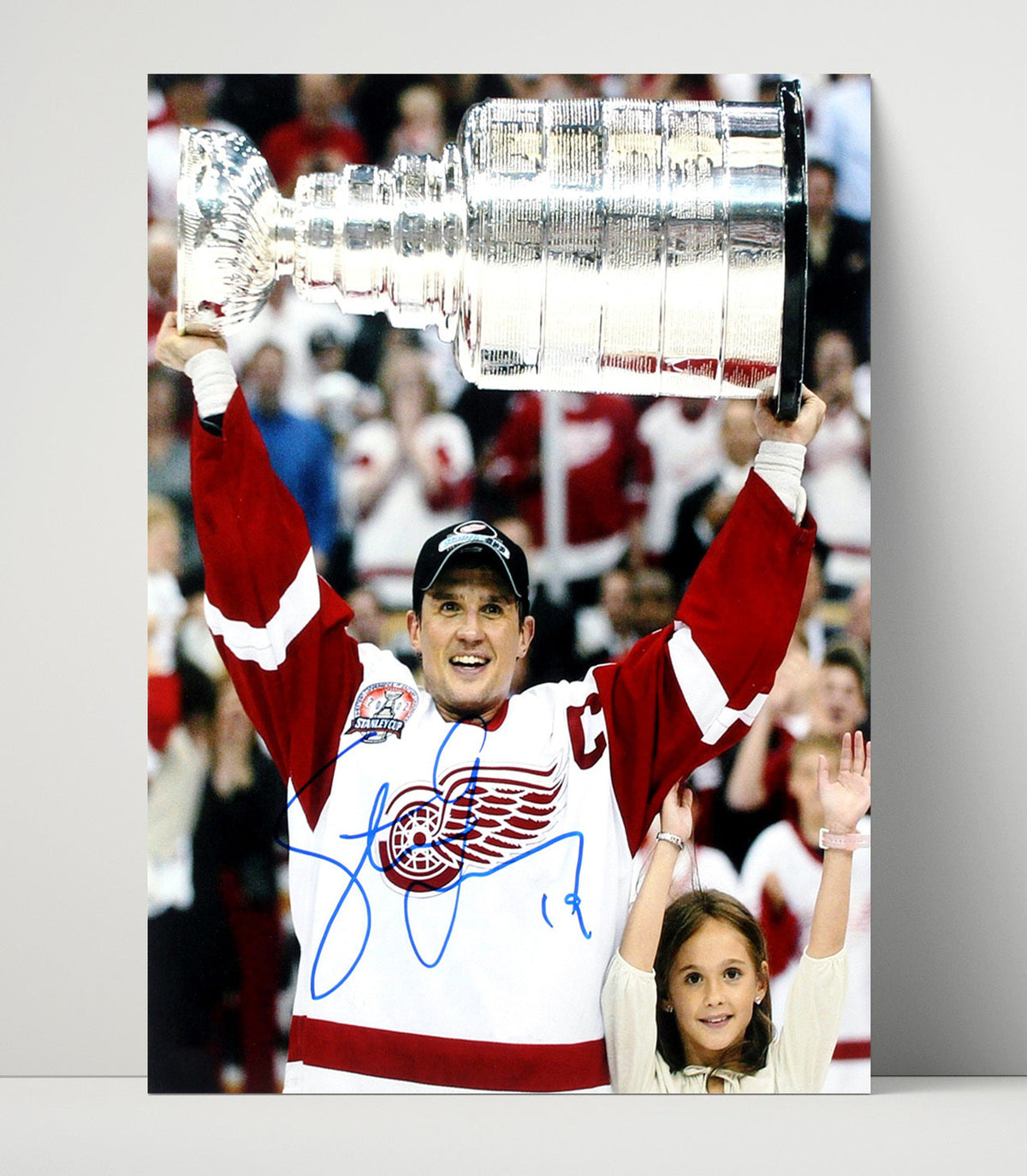 Steve Yzerman – Detroit 2002 Stanley Cup Captain Lift unframed semi-gloss poster print