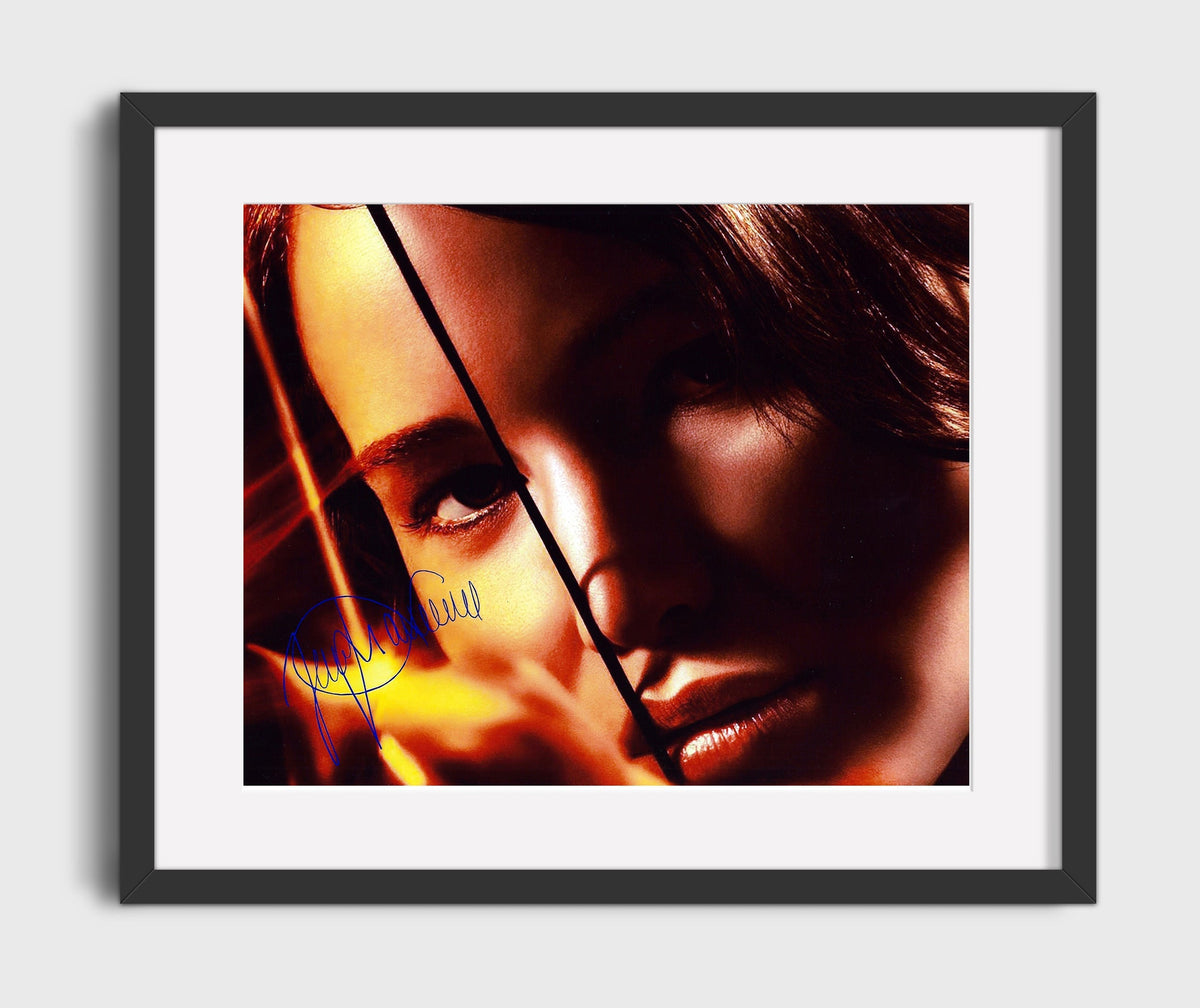 The Hunger Games - Jennifer Lawrence - Katniss Everdeen - Bow drawn fiery focus - Movies Framed Print
