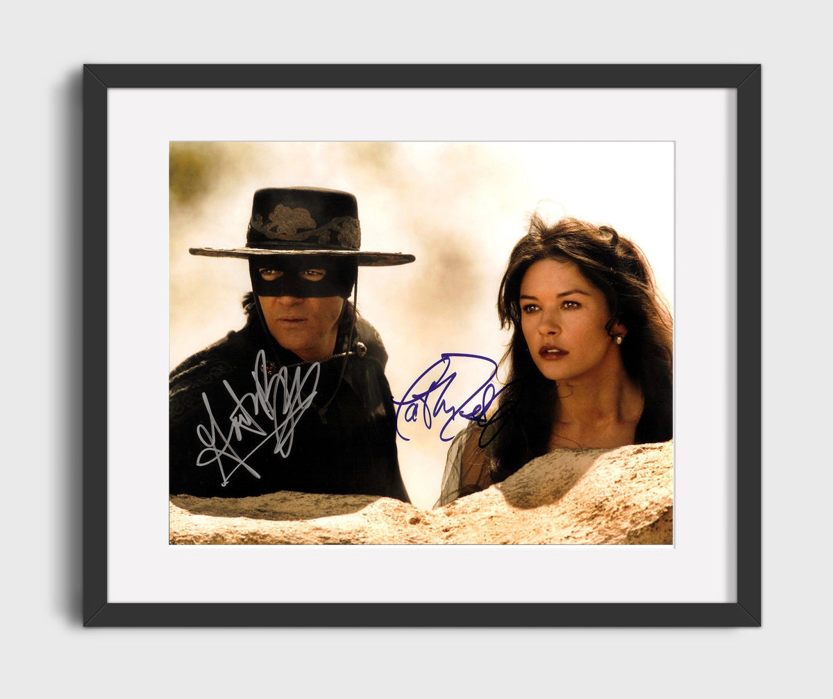 The Mask of Zorro - Antonio Banderas - Zorro - and Catherine Zeta-Jones - Elena - Desert Standoff - Movies Framed Print
