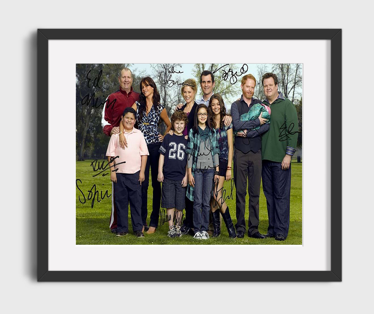 Modern Family - Ed ONeill (Jay Pritchett) Family Park Cast - Gallery Frame television wall art