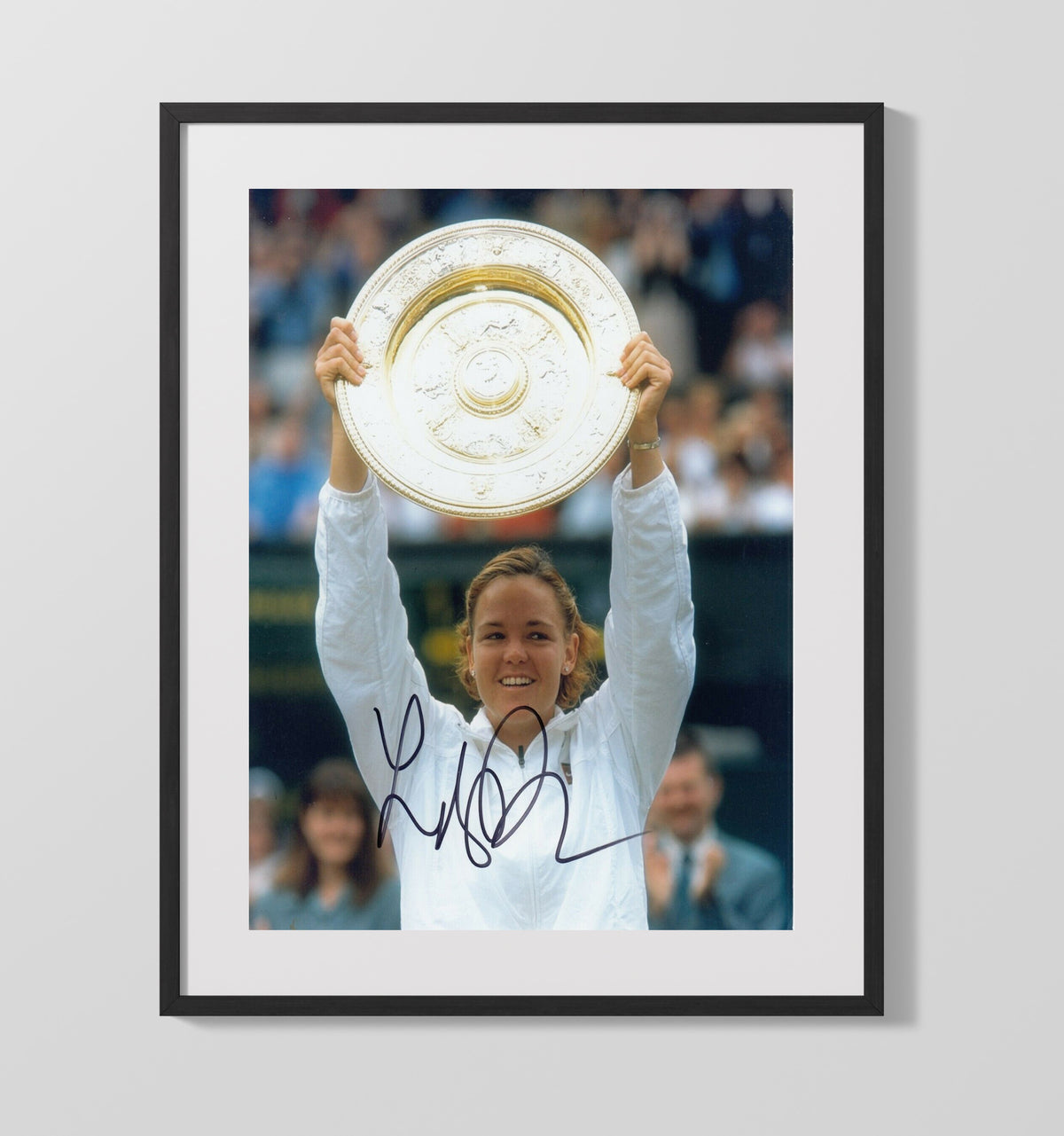 Lindsay Davenport - Wimbledon Trophy Celebration Vintage Tennis Wall Art - 20x24 Canvas