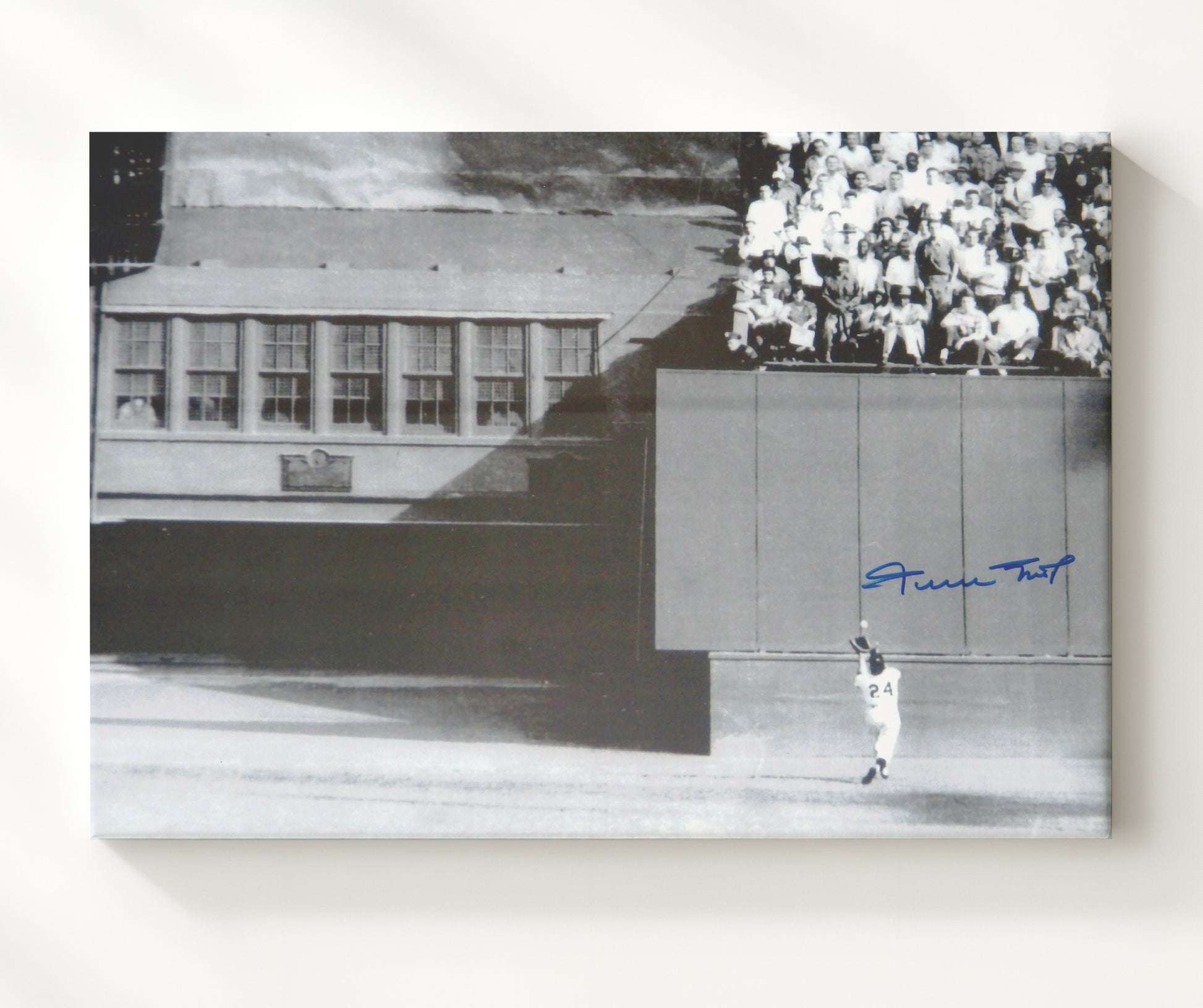 Willie Mays - The Catch at Polo Grounds Baseball Wall Art 20x24 Canvas wall art print – Baseball Wall Art decor