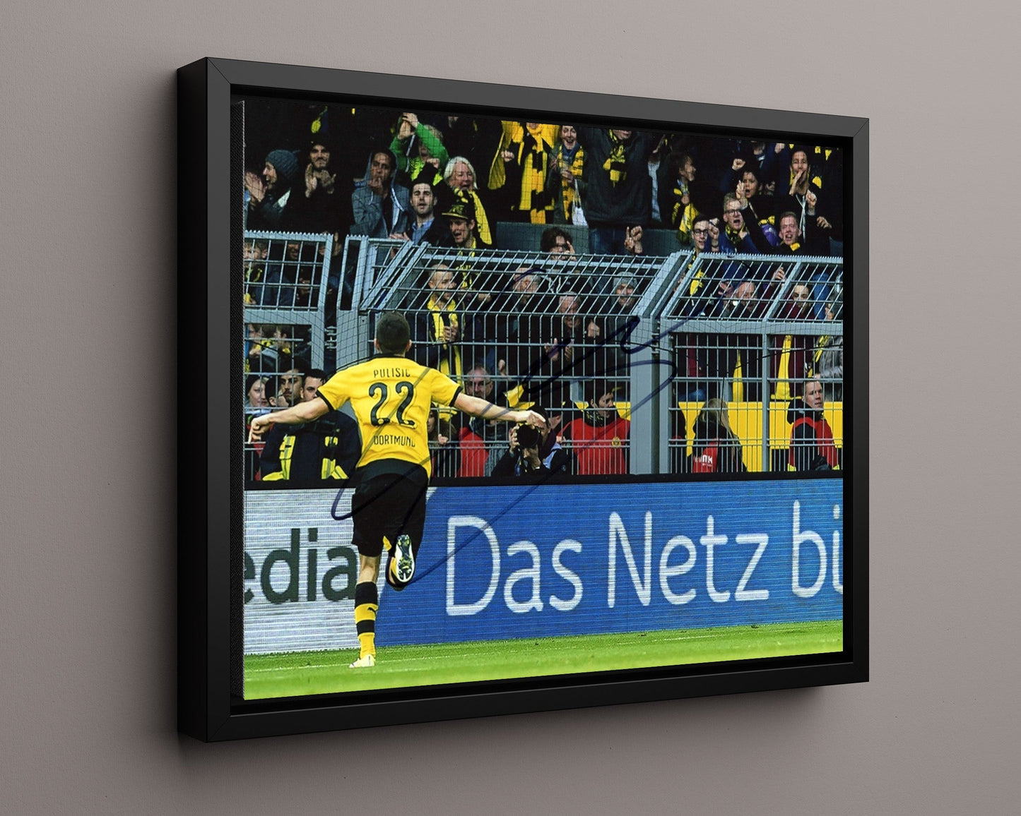 Christian Pulisic - Borussia Dortmund - Team Celebration