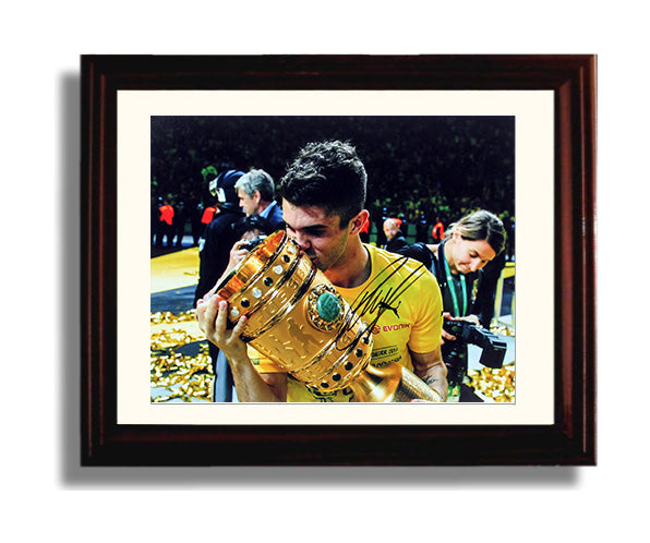 Christian Pulisic - Borussia Dortmund - Trophy Kiss