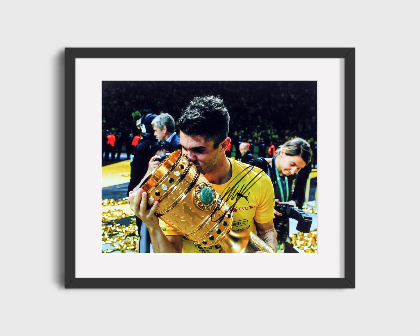 Christian Pulisic - Borussia Dortmund - Trophy Kiss