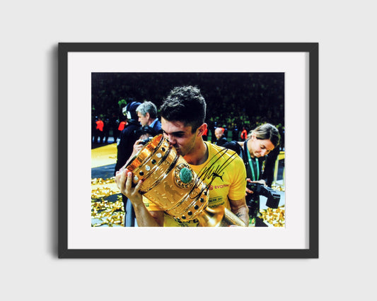 Christian Pulisic - Borussia Dortmund - Trophy Kiss