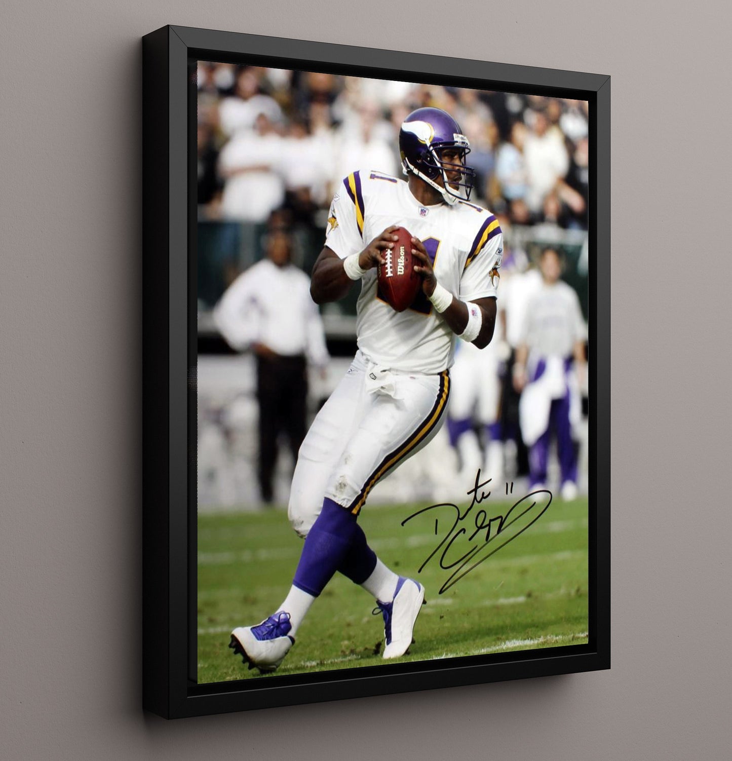 Daunte Culpepper - Minnesota football Quarterback Passing Action Vintage Football Wall Art - 16x20 Framed Canvas football decor