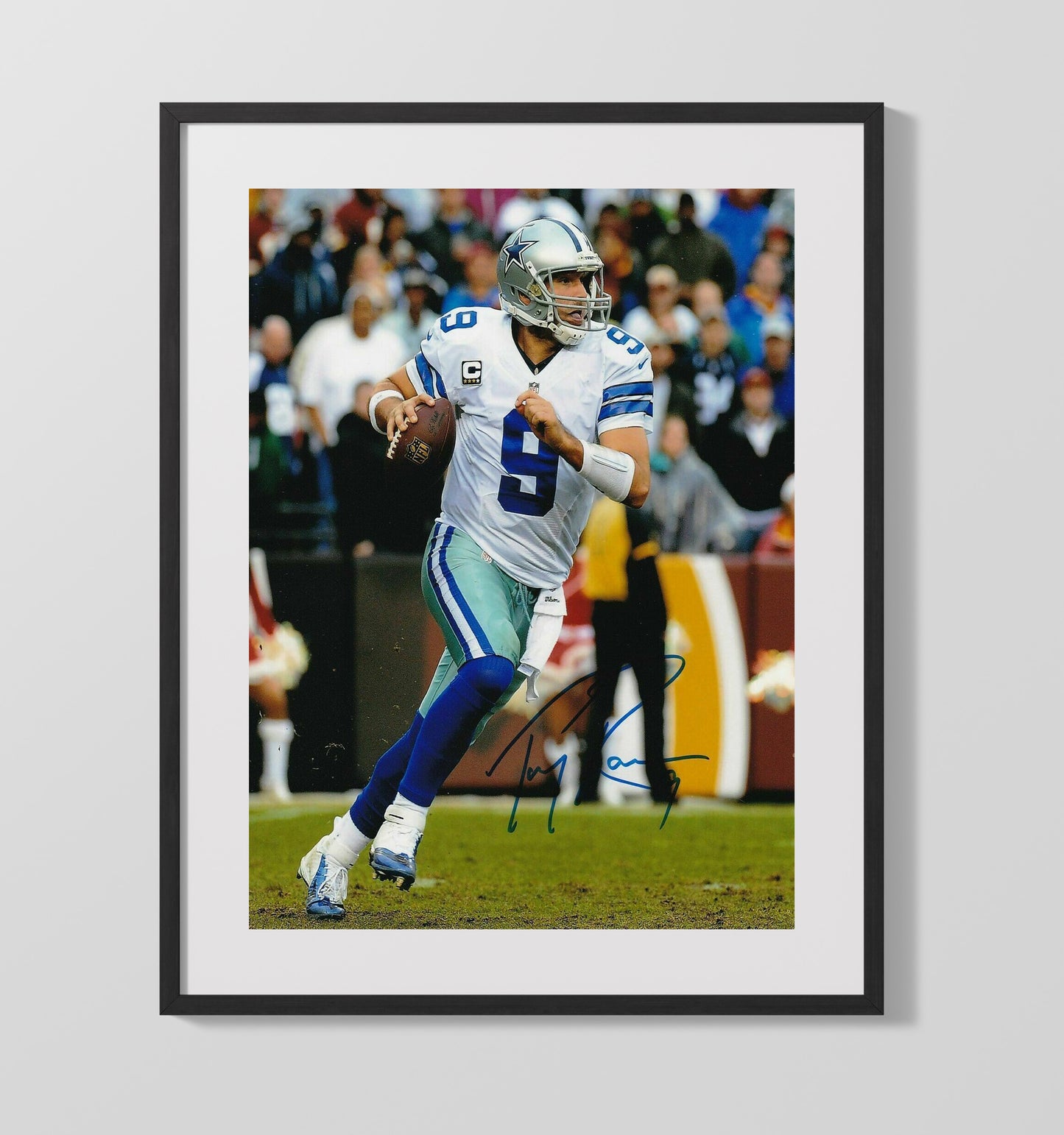 Tony Romo - Dallas football Quarterback Scramble Run football wall art 16x20 Gallery Frame