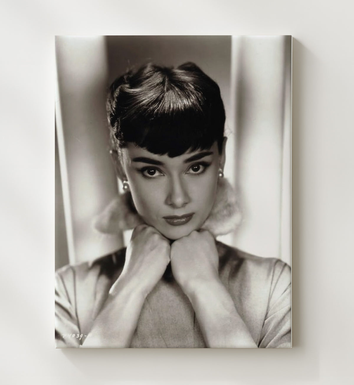 Audrey Hepburn - Breakfast at Tiffany's Hands Under Chin movie wall art 20x24 Canvas