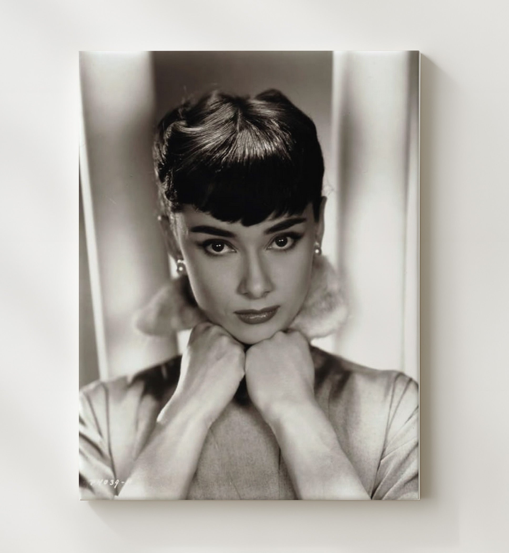 Audrey Hepburn - Breakfast at Tiffany's Hands Under Chin movie wall art 20x24 Canvas