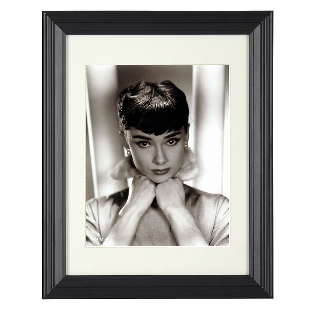 Audrey Hepburn – Breakfast at Tiffanys Hands Under Chin – 8x10 black beveled framed movie wall art