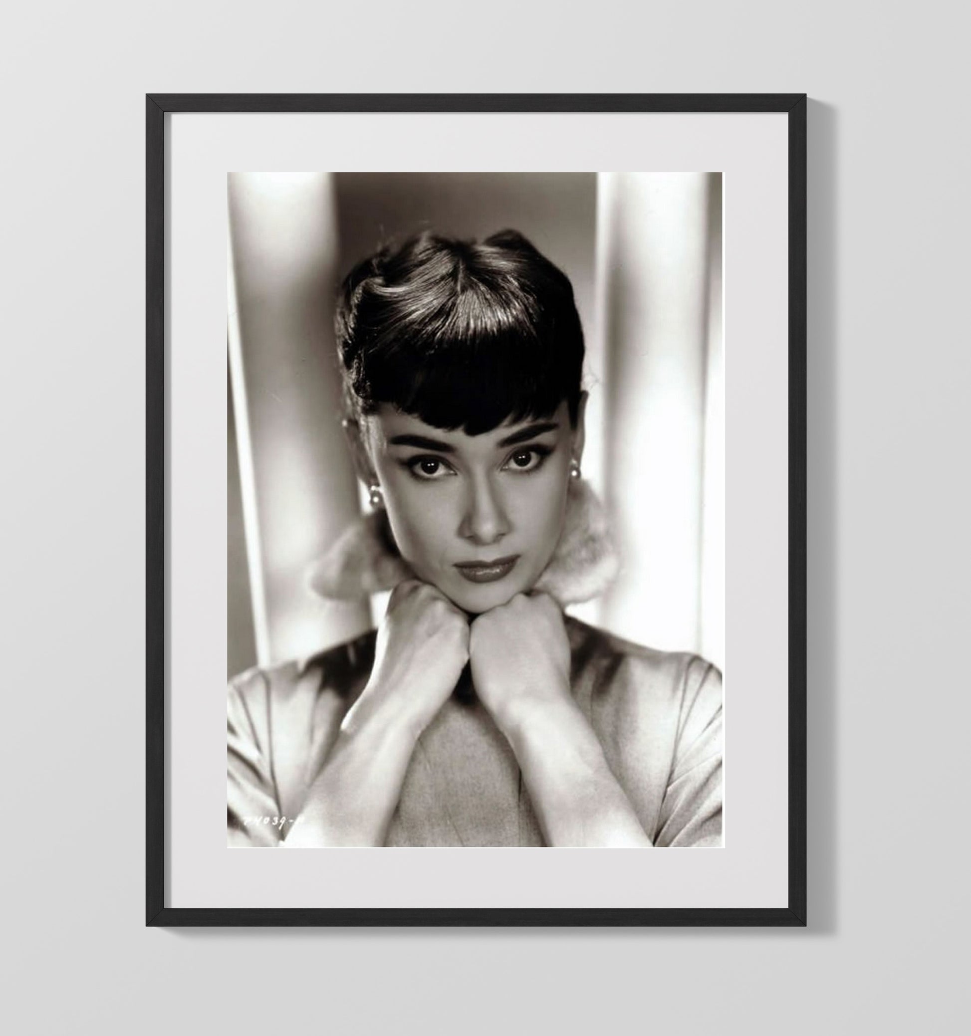 Audrey Hepburn - Breakfast at Tiffanys Hands Under Chin Vintage Movie Wall Art - 16x20 Gallery Frame movie decor