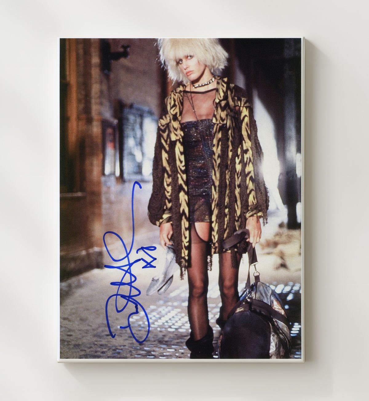 Blade Runner - Daryl Hannah - Pris - Alley Walk Holding Shoes movie wall art 20x24 Canvas
