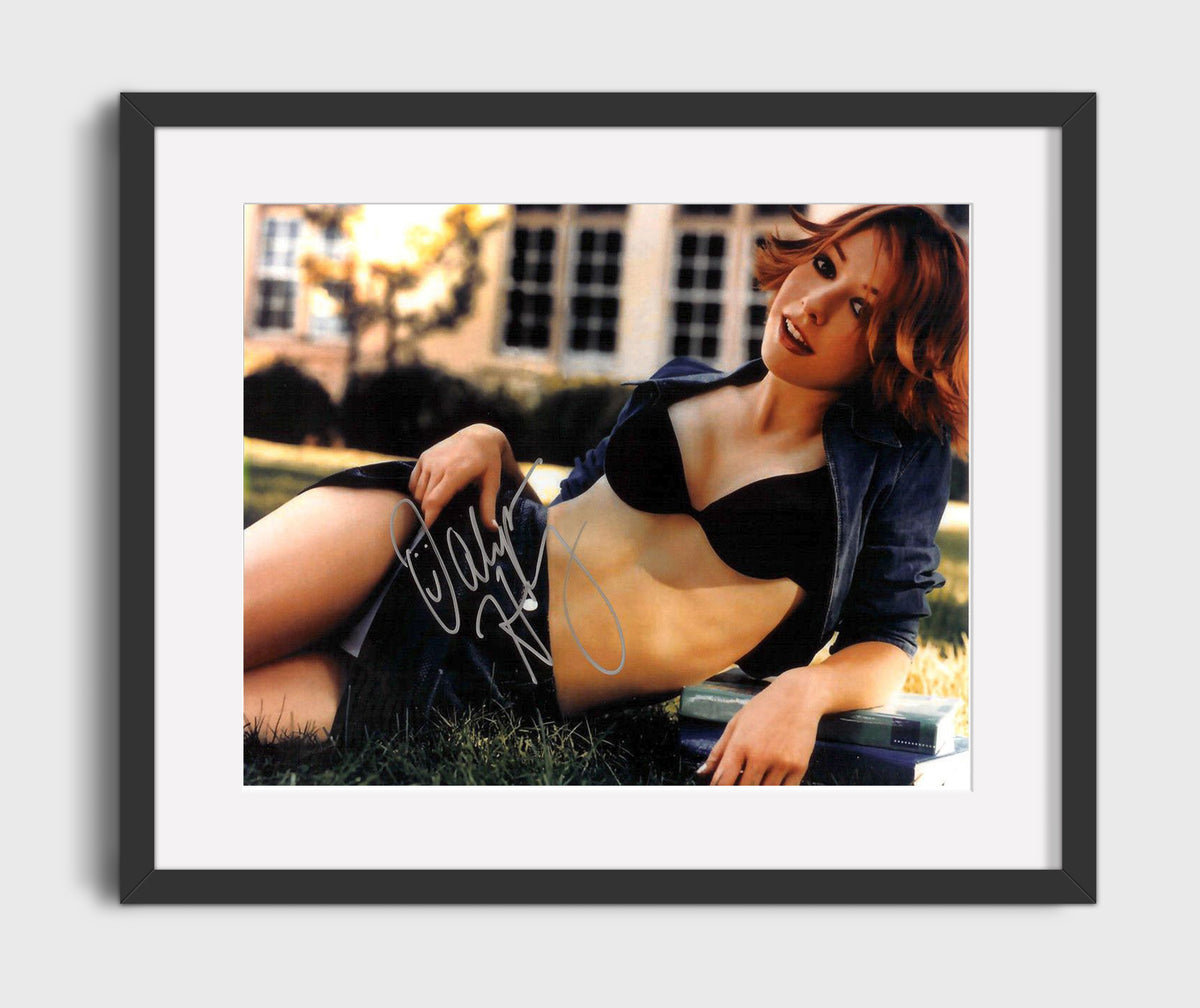 Buffy the Vampire Slayer - Alyson Hannigan - Willow Rosenberg - Soft field moment movie wall art 16x20 Gallery Frame