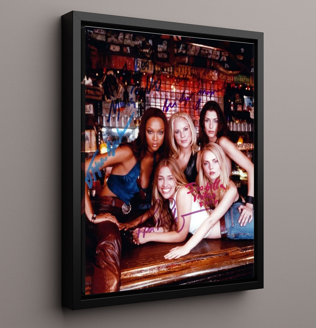 Coyote Ugly - Tyra Banks - Zoe - Ensemble Cast Bar Counter Group Shot movie wall art 16x20 Gallery Frame
