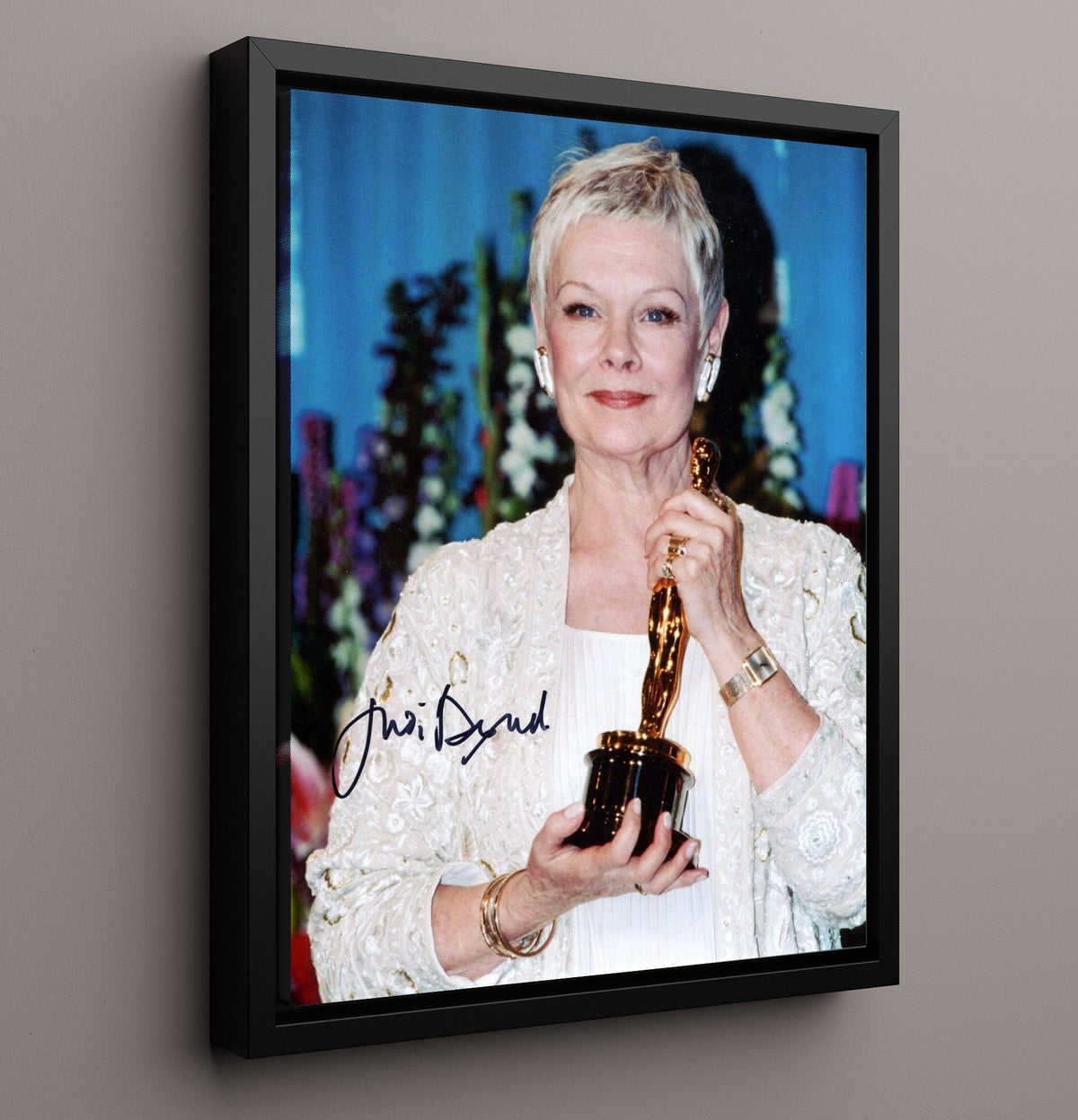 Judi Dench - Oscar Winner Holding Academy Award movie wall art 16x20 Gallery Frame