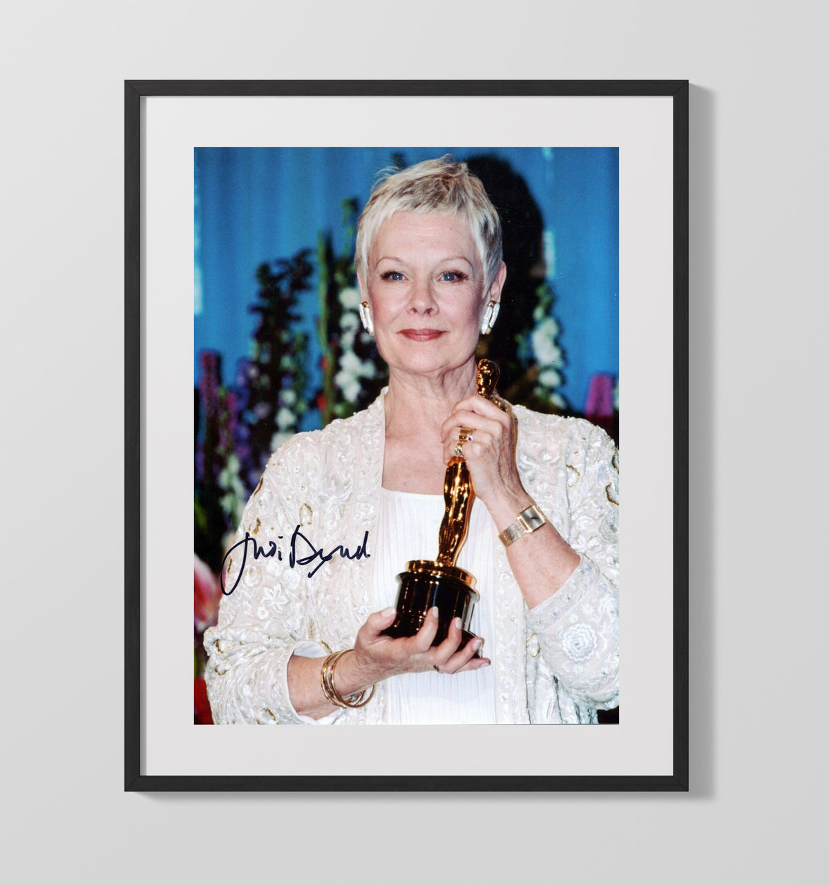 Judi Dench - Oscar Winner Holding Academy Award movie wall art 16x20 Gallery Frame
