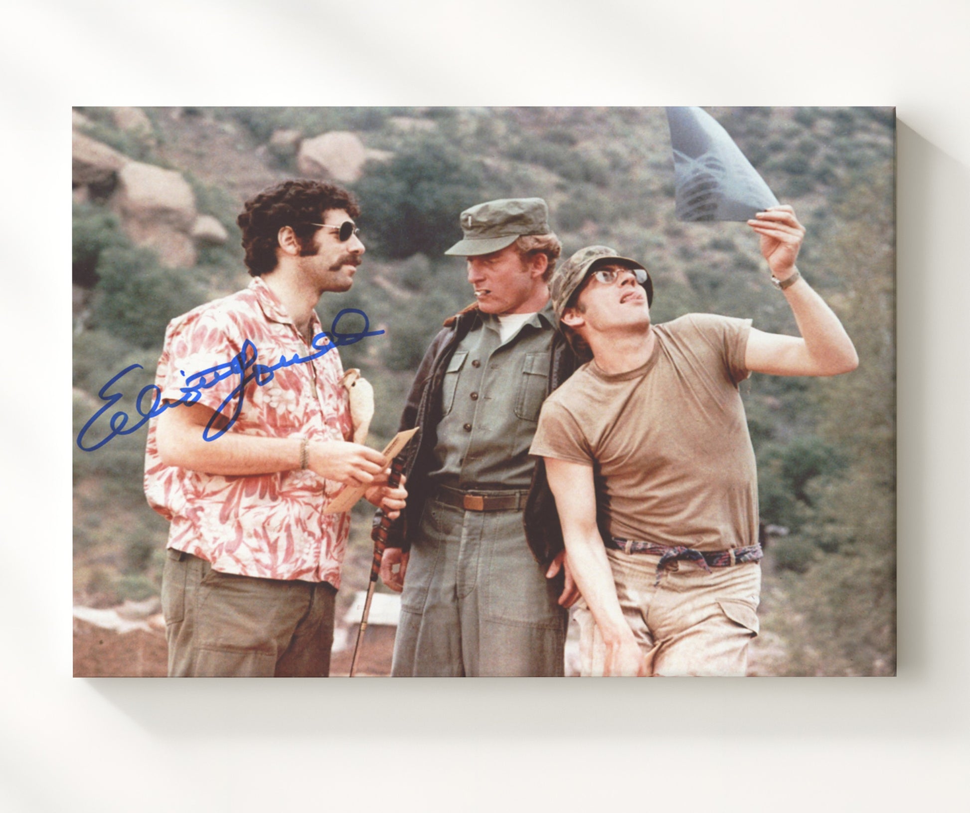 MASH - Elliott Gould - Hawkeye Pierce - Battlefield satire defiance Vintage Movie Wall Art - 20x24 Canvas movie decor