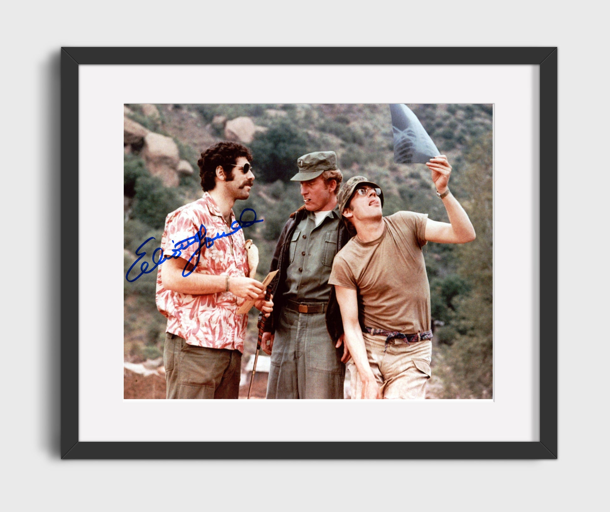 MASH - Elliott Gould - Hawkeye Pierce - Battlefield satire defiance Vintage Movie Wall Art - 16x20 Gallery Frame movie decor