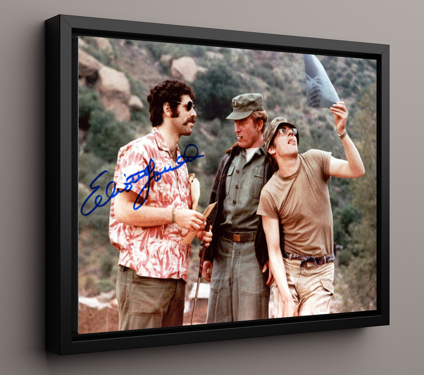 MASH - Elliott Gould - Hawkeye Pierce - Battlefield satire defiance Vintage Movie Wall Art - 16x20 Framed Canvas movie decor