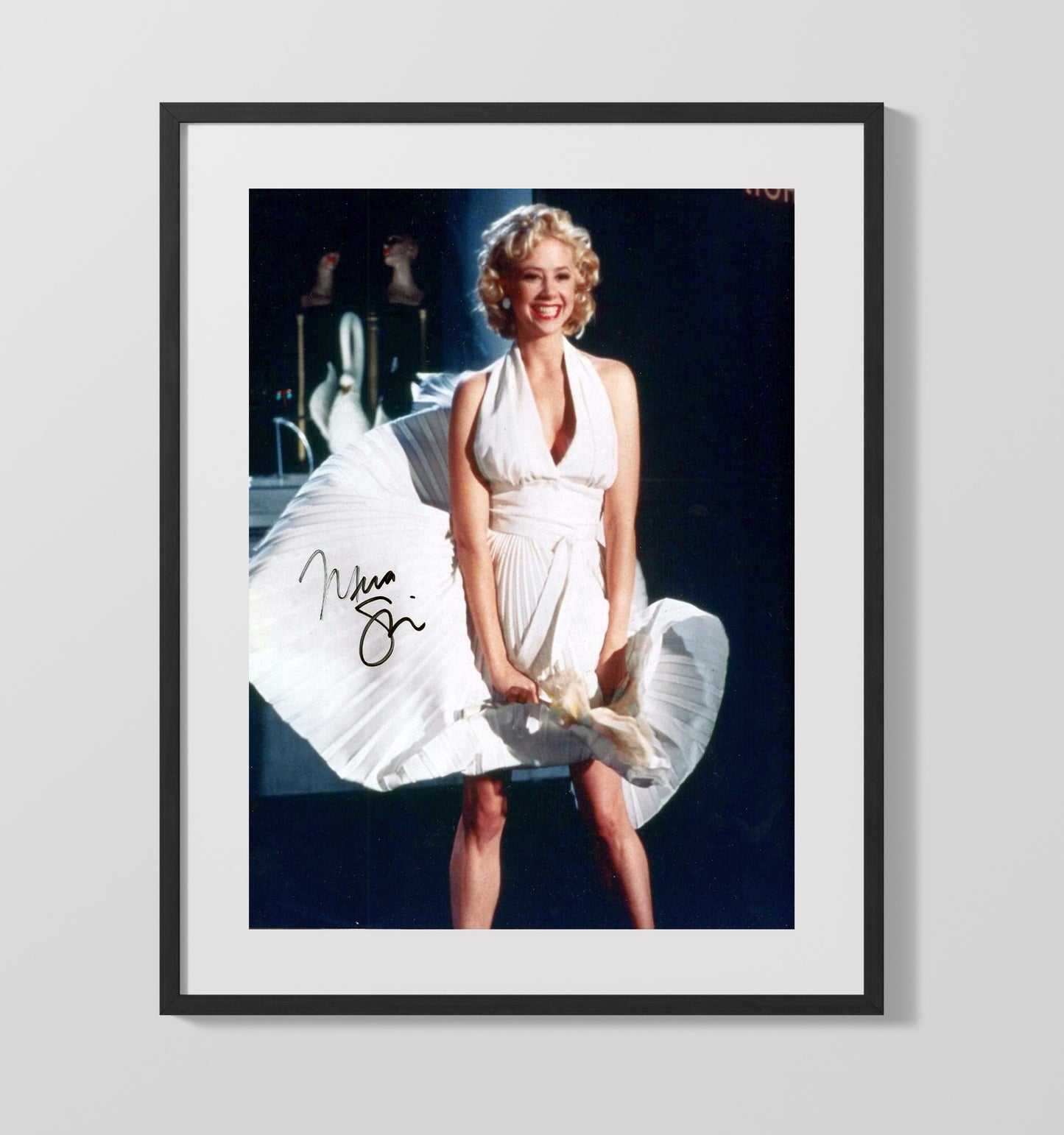 Mira Sorvino - Elegant Hollywood Beauty Soft Smile Vintage Movie Wall Art - 16x20 Gallery Frame movie decor