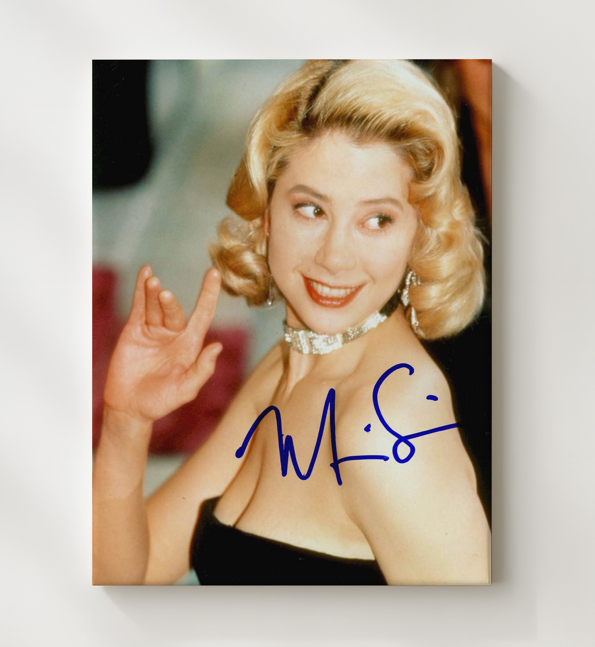 Mira Sorvino - Radiant Hollywood Star Classic Glam Vintage Movie Wall Art - 20x24 Canvas movie decor