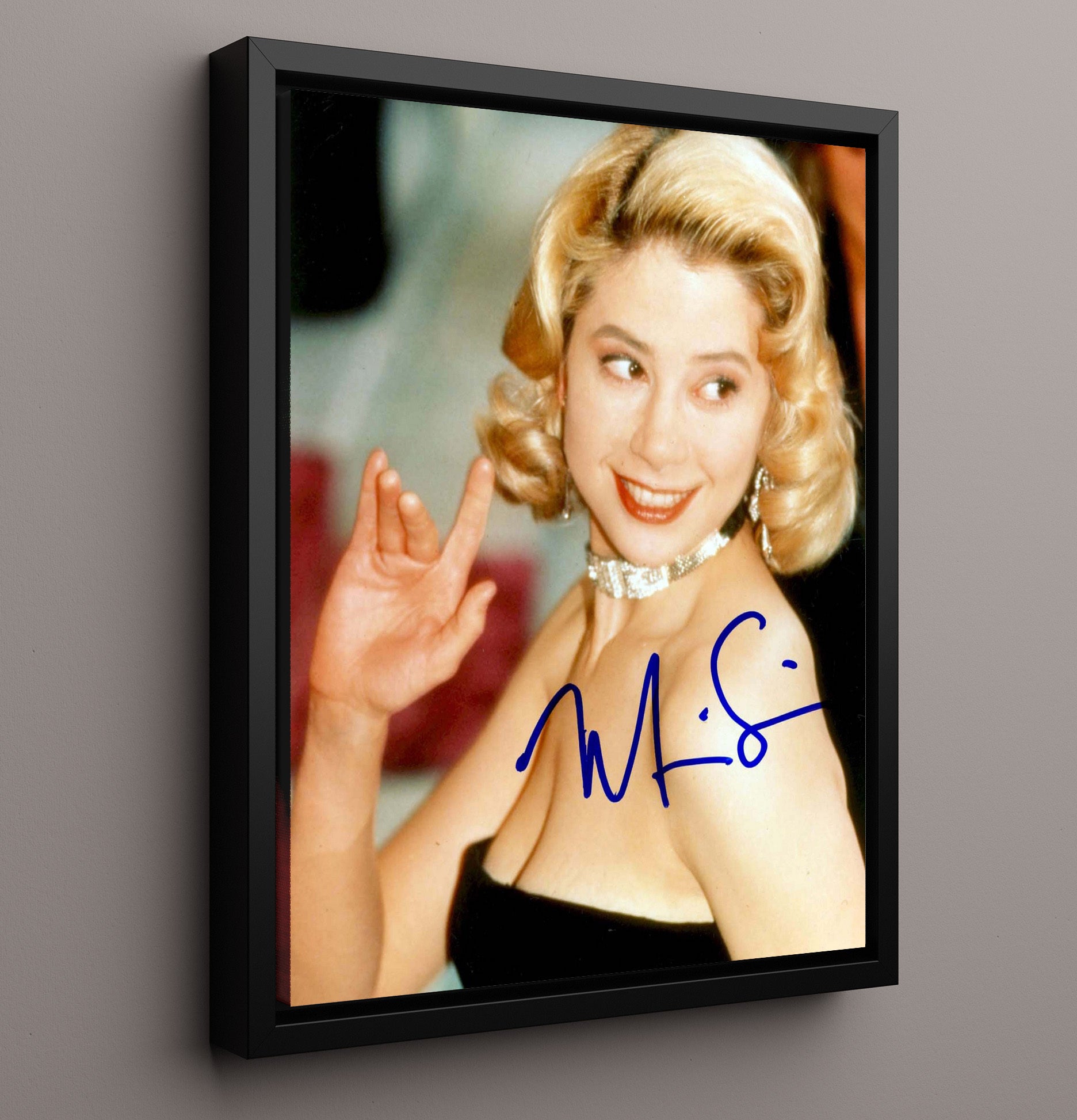 Mira Sorvino - Radiant Hollywood Star Classic Glam Vintage Movie Wall Art - 16x20 Framed Canvas movie decor