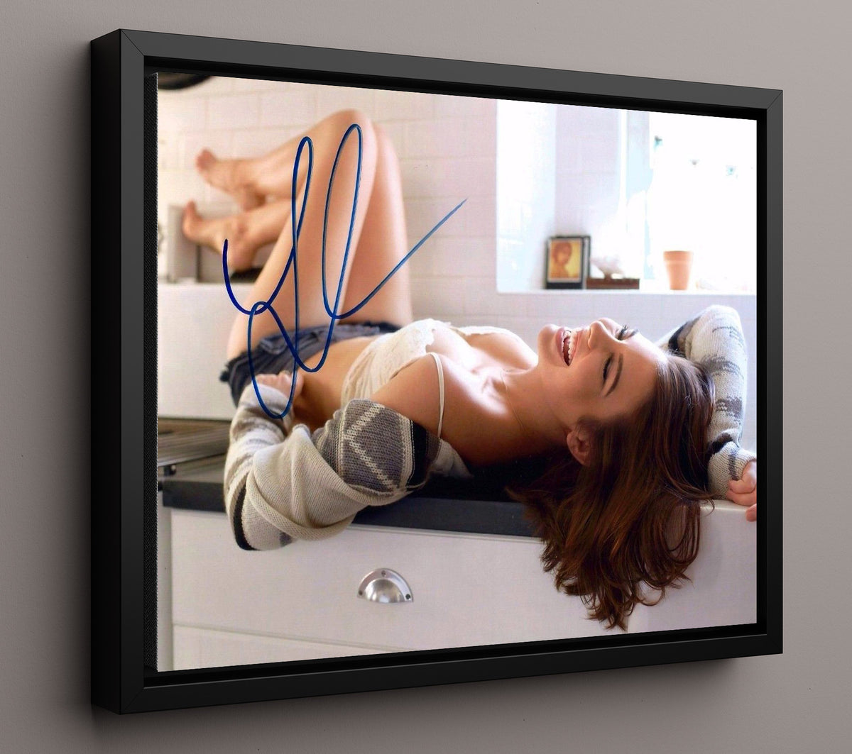The Walking Dead - Lauren Cohan - Maggie Greene - Determined survival stance movie wall art 16x20 Framed Canvas