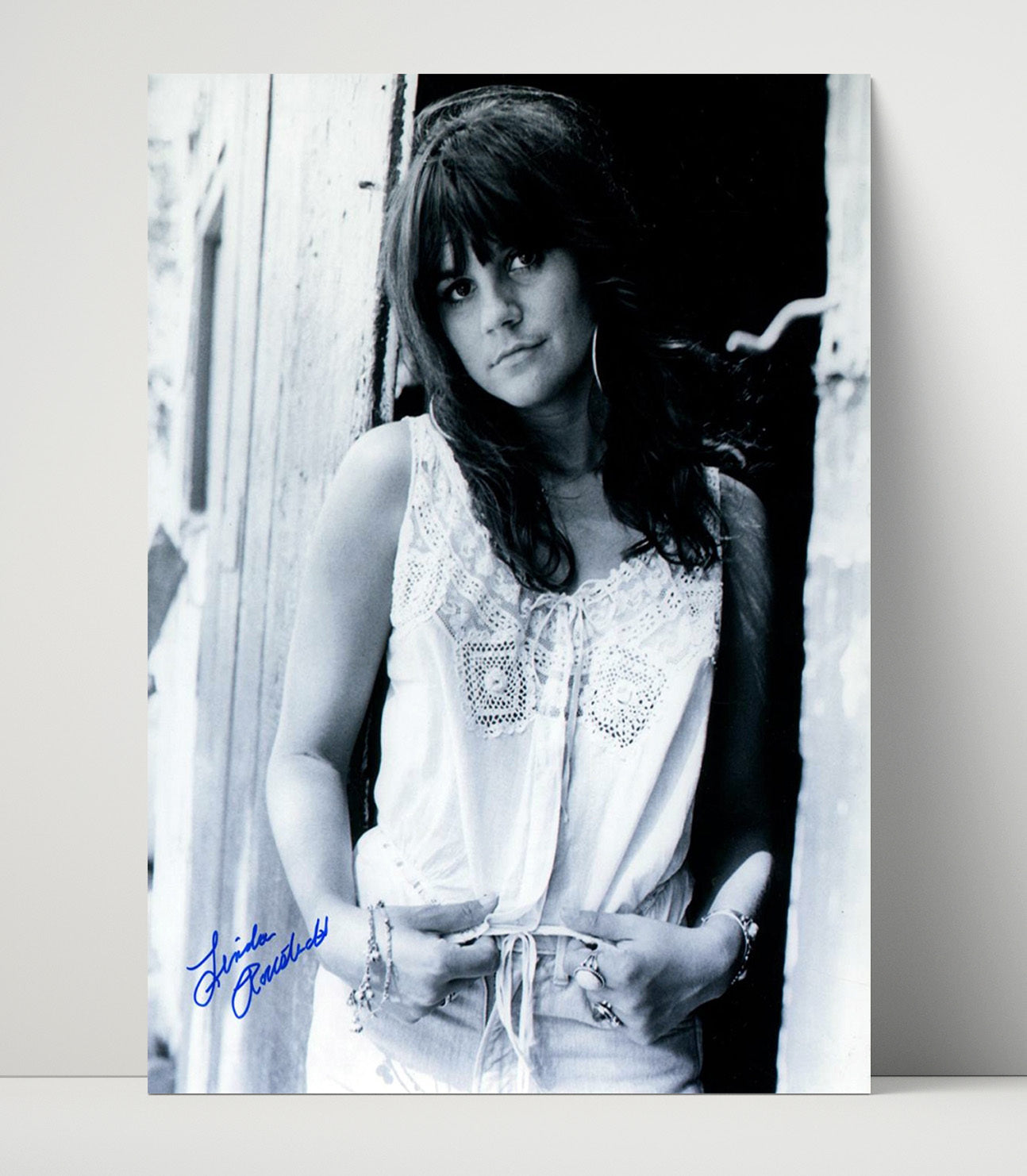 Linda Ronstadt - Young Studio Portrait Black and White Music Wall Art 16x20 Unframed Print wall art print – Music decor