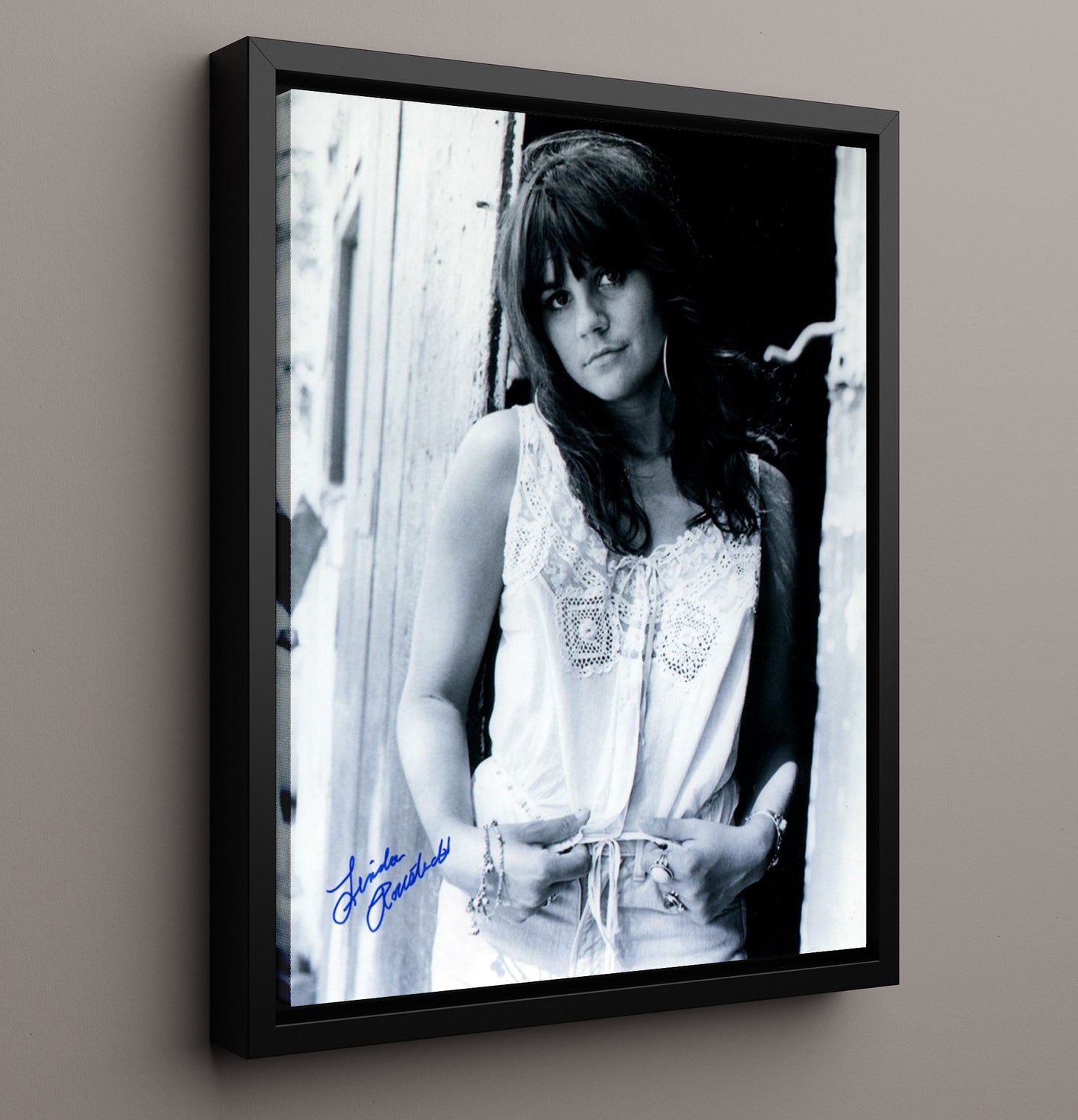 Linda Ronstadt - Young Studio Portrait Black and White Music Wall Art 16x20 Framed Canvas wall art print – Music decor