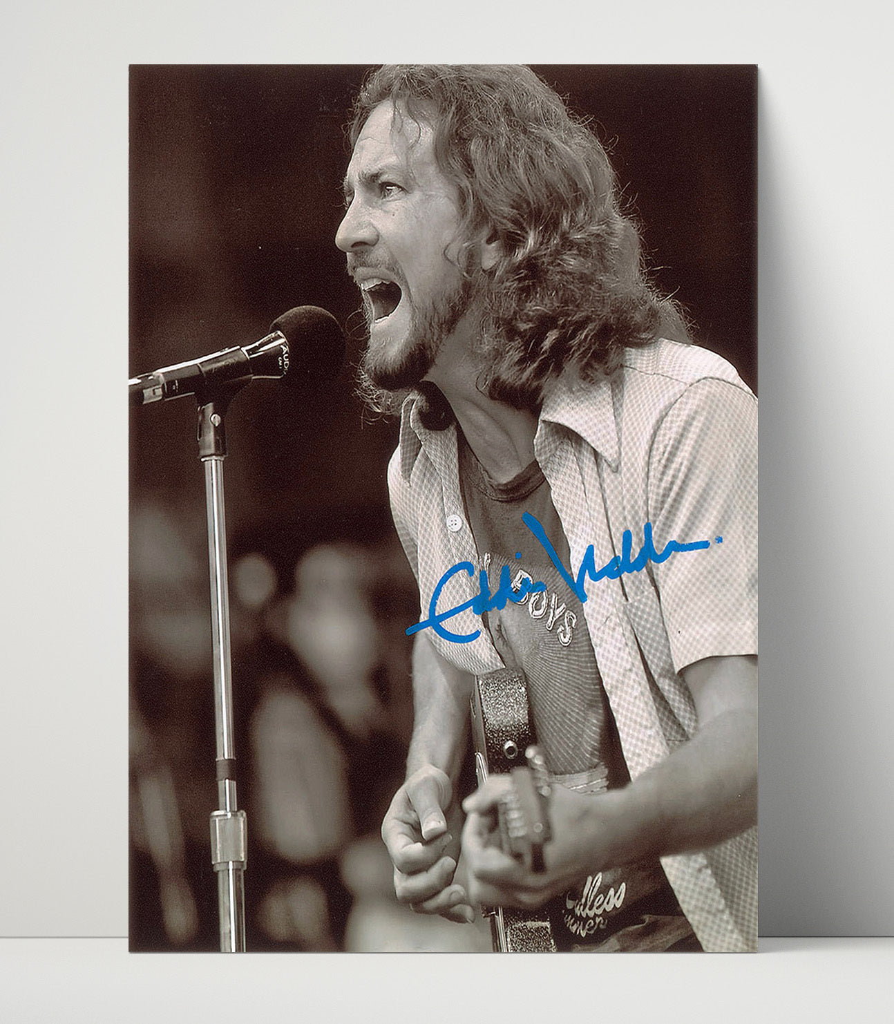 Pearl Jam - Eddie Vedder Singing Into Microphone Music Wall Art 16x20 Unframed Print wall art print – Music decor