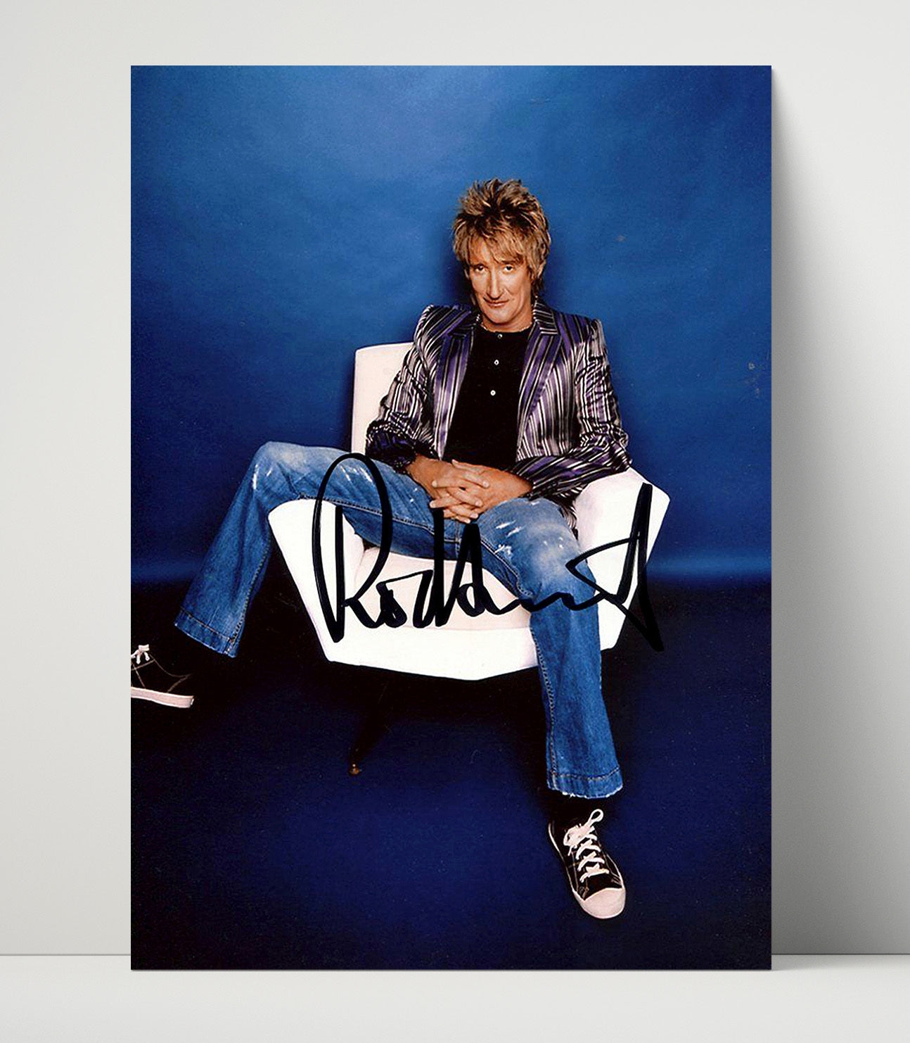 Rod Stewart - Seated Blue Background Studio Image Music Wall Art 16x20 Unframed Print wall art print – Music decor