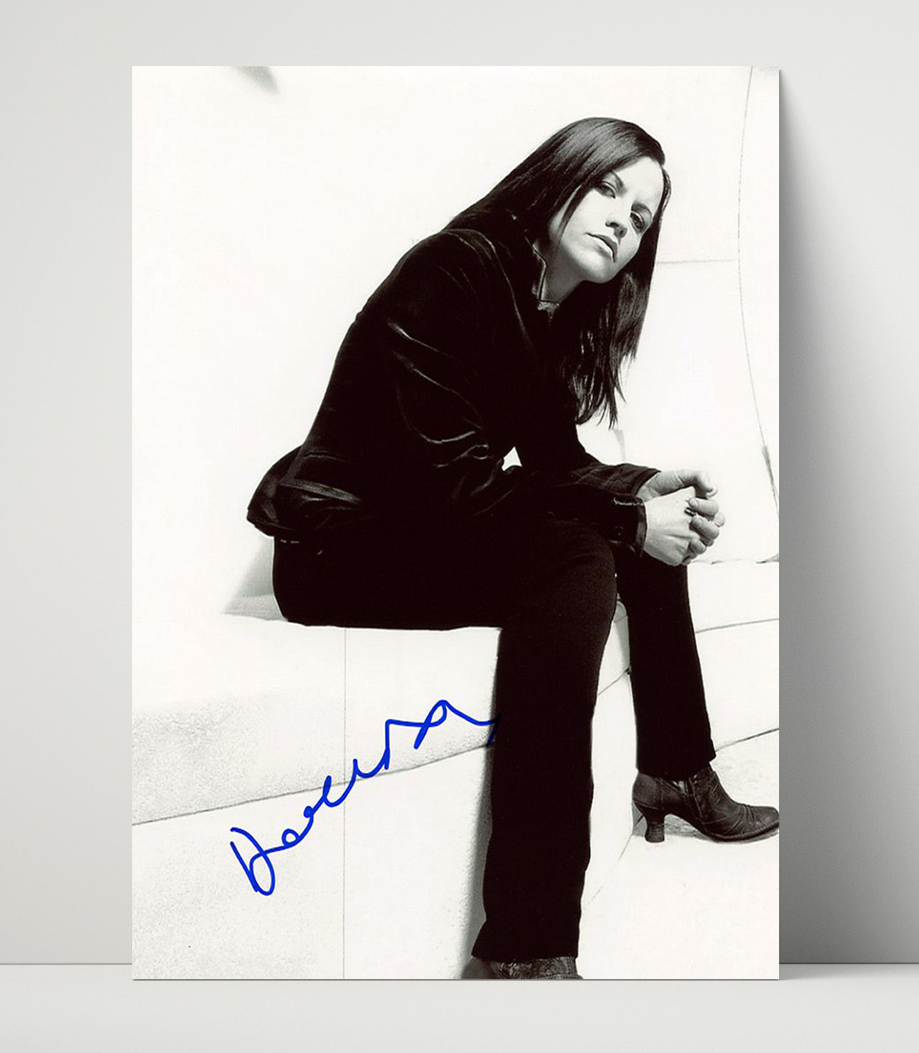 The Cranberries - Dolores ORiordan Seated Portrait Music Wall Art 16x20 Unframed Print wall art print – Music decor