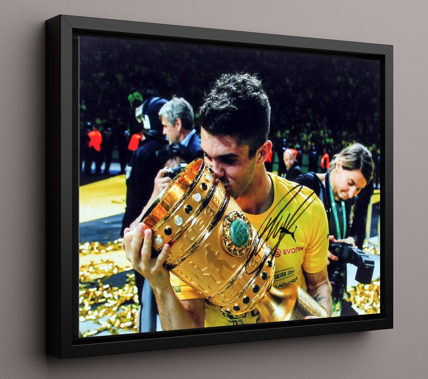 Christian Pulisic Borussia Dortmund DFB Pokal Trophy Kiss Celebration Soccer 16x20 Framed Canvas soccer wall art print – Soccer Prints decor