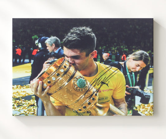 Christian Pulisic Borussia Dortmund DFB Pokal Trophy Kiss Celebration - Canvas soccer wall art
