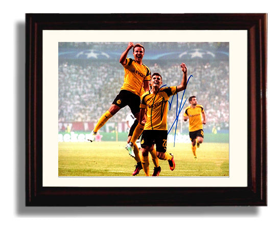 Christian Pulisic Borussia Dortmund Match Action Classic Soccer Print 8x10 Beveled Frame soccer wall art print – Soccer Prints decor