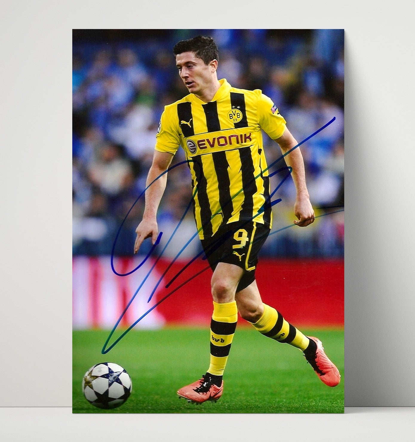 Robert Lewandowski Borussia Dortmund Champions League Striker Run Soccer Wall 16x20 Unframed Print soccer wall art print – Soccer Prints decor
