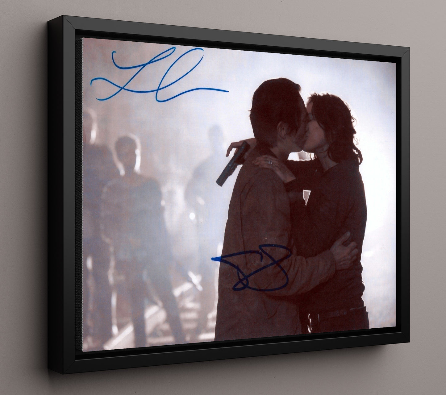 The Walking Dead - Steven Yeun (Glenn Rhee) and Lauren Cohan (Maggie Greene) Emotional Reunion Kiss - Vintage Television Wall Art - 16x20 Framed Canvas wall art print - television decor