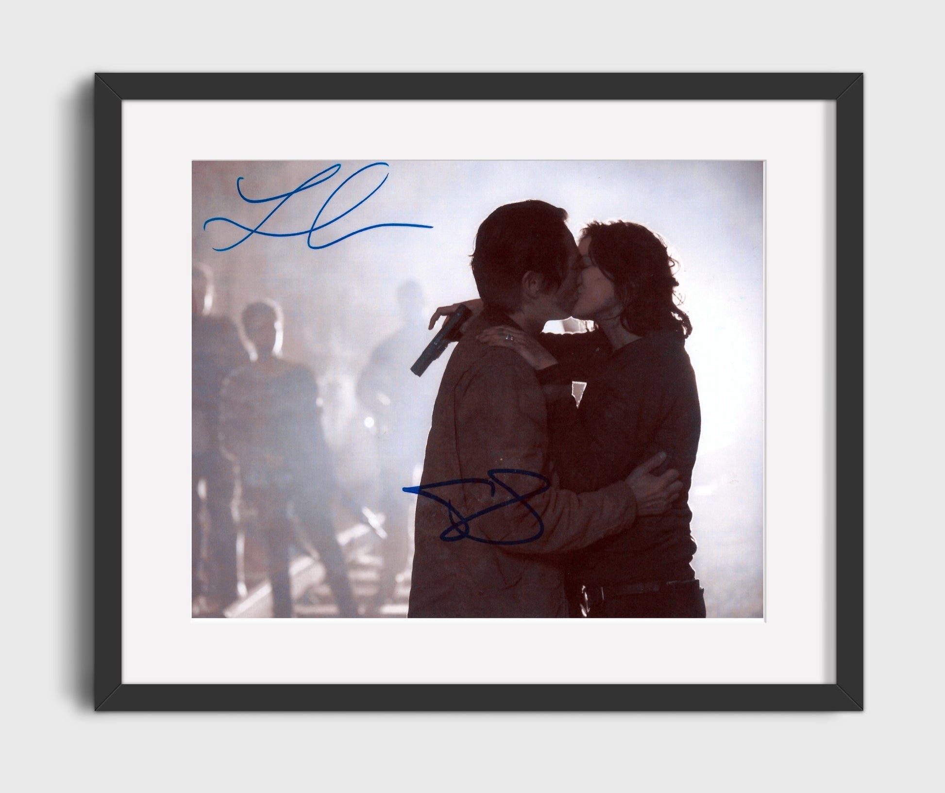 The Walking Dead - Steven Yeun (Glenn Rhee) and Lauren Cohan (Maggie Greene) Emotional Reunion Kiss - Vintage Television Wall Art - 16x20 Gallery Frame wall art print - television decor