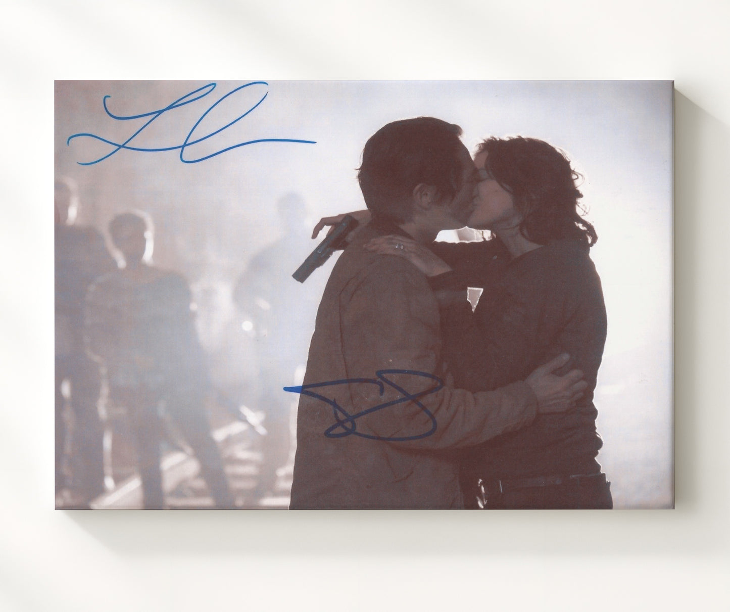 The Walking Dead - Steven Yeun (Glenn Rhee) and Lauren Cohan (Maggie Greene) Emotional Reunion Kiss - Vintage Television Wall Art - 20x24 Canvas wall art print - television decor