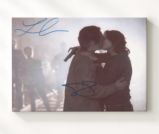 The Walking Dead - Steven Yeun (Glenn Rhee) and Lauren Cohan (Maggie Greene) Emotional Reunion Kiss - Canvas television wall art